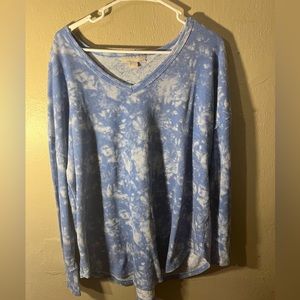 𝅺WHITE and blue tie dye shirt